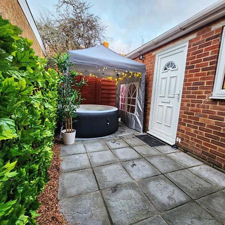 Studio Apartment The Den Colnbrook Екстериор снимка