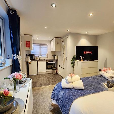 Studio Apartment The Den Colnbrook Екстериор снимка