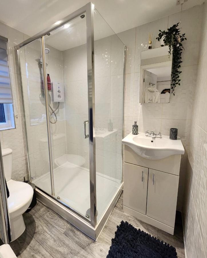 Studio Apartment The Den Colnbrook Екстериор снимка