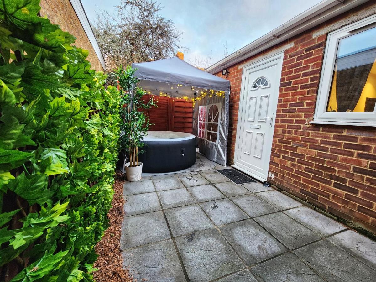 Studio Apartment The Den Colnbrook Екстериор снимка