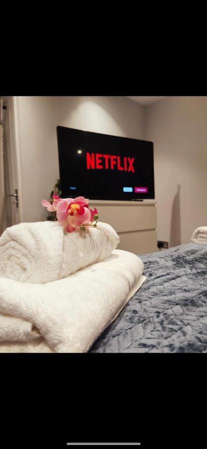 Studio Apartment The Den Colnbrook Екстериор снимка